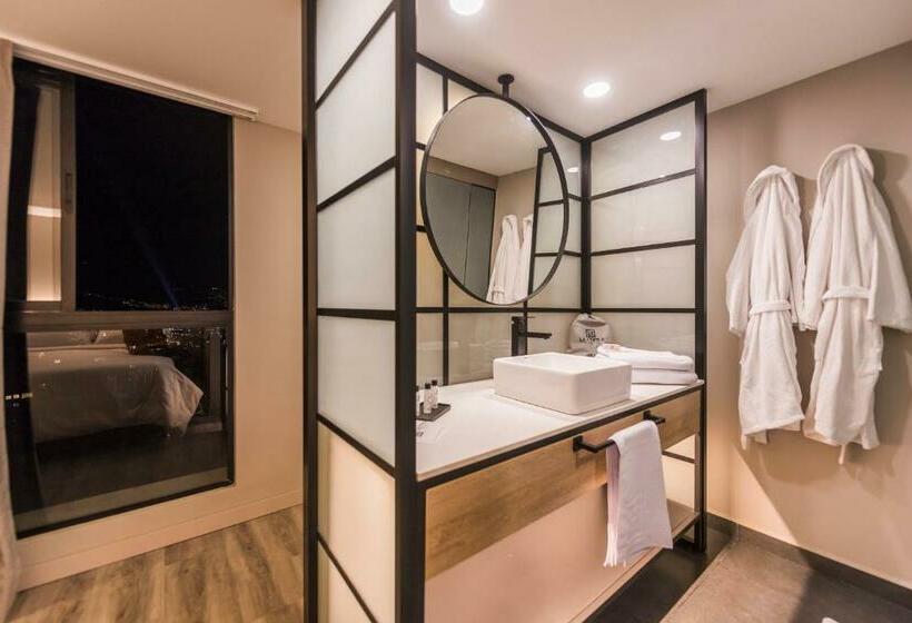 Standard Szoba, Lettera