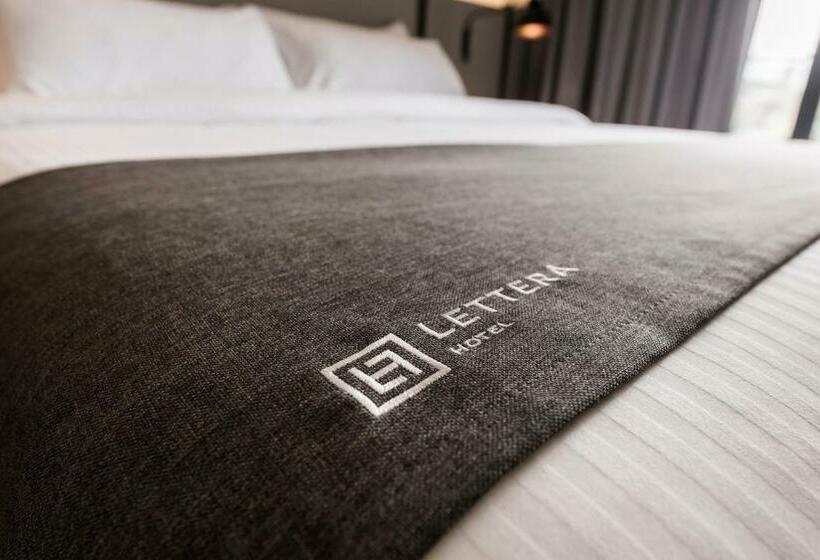 Standard Szoba, Lettera