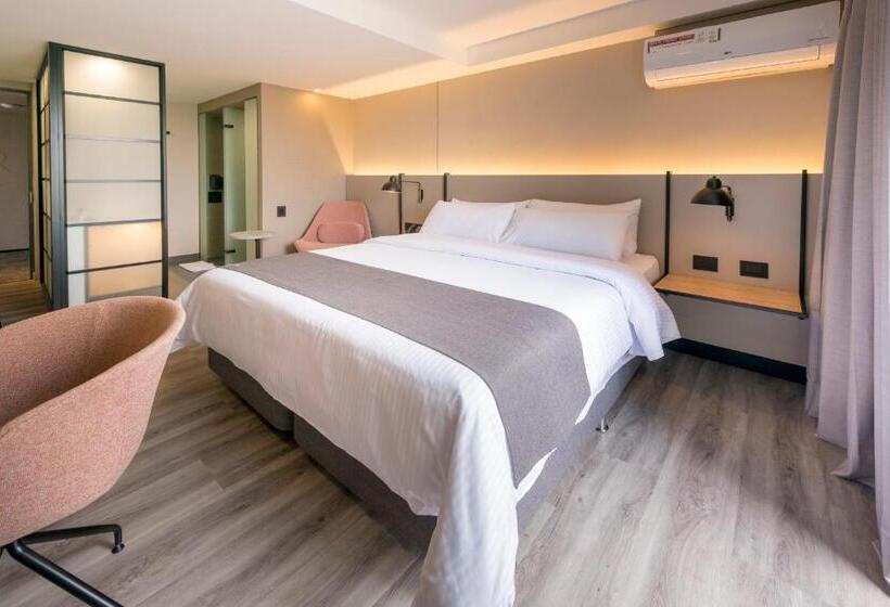 Standard Szoba, Lettera