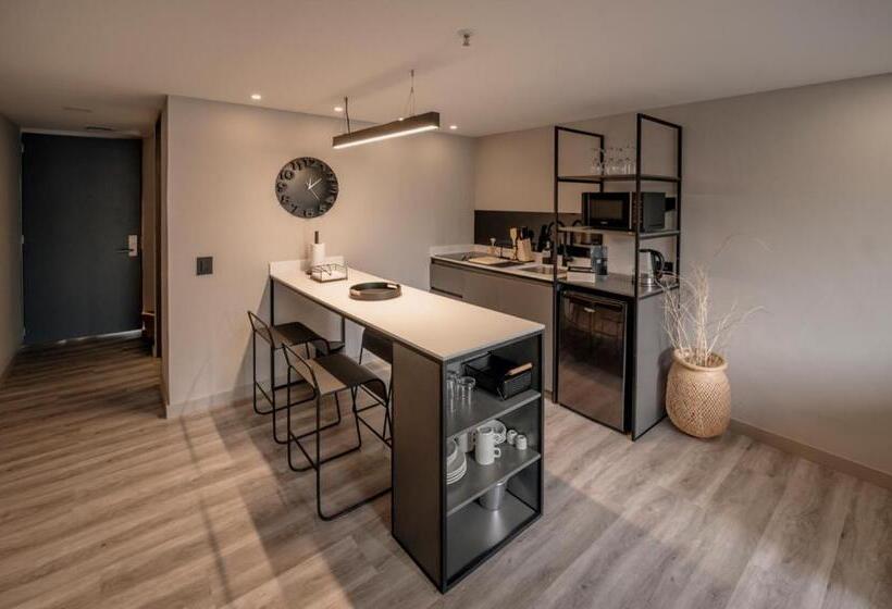 Deluxe Junior Suite, Lettera