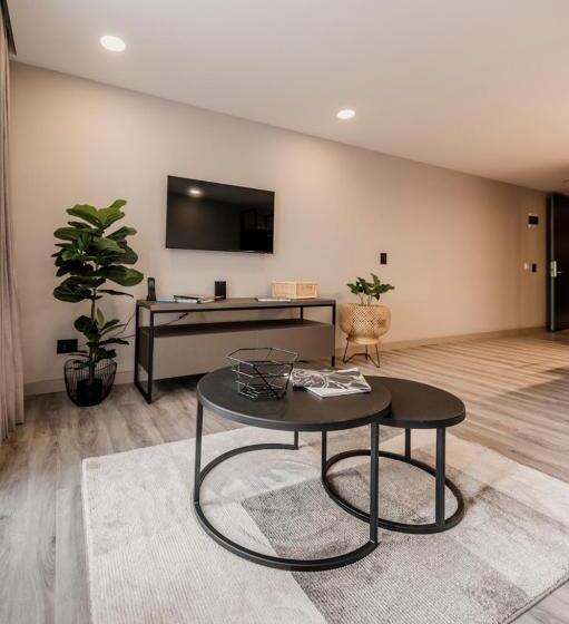 Deluxe Junior Suite, Lettera