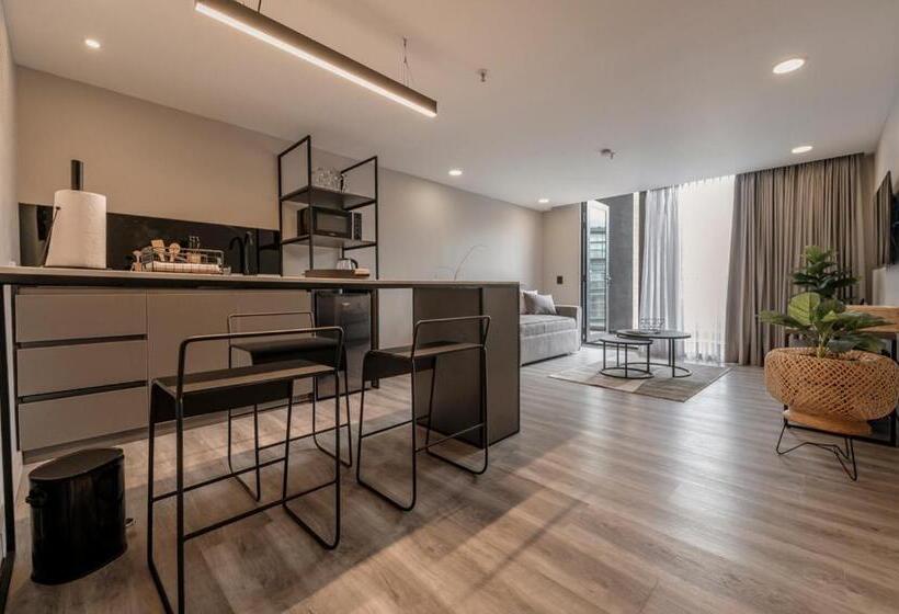 Deluxe Junior Suite, Lettera