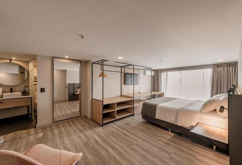 Deluxe Junior Suite, Lettera