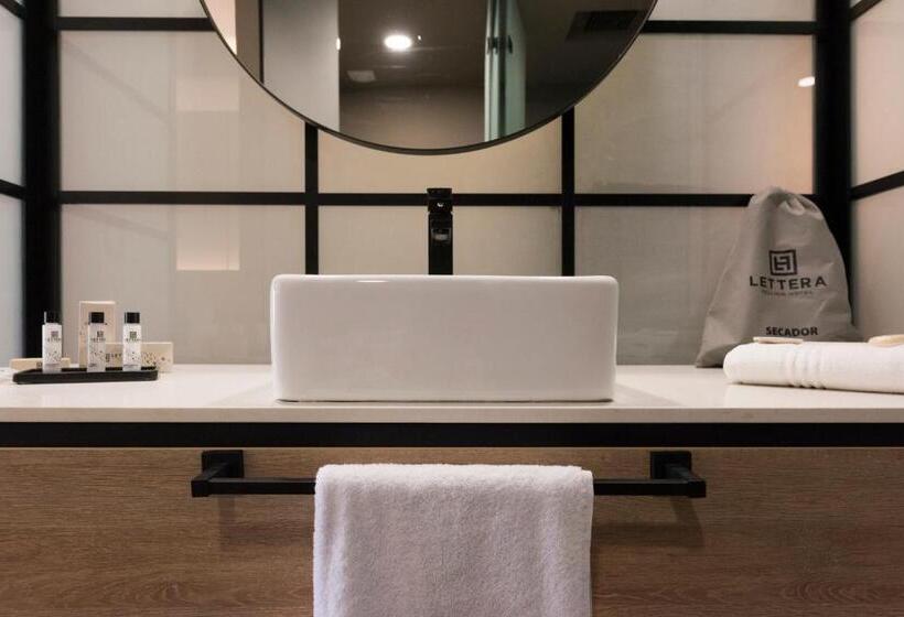 Deluxe Junior Suite, Lettera