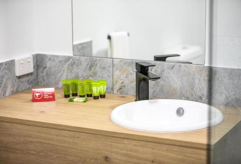 חדר אקונומי, Nightcap At Exeter