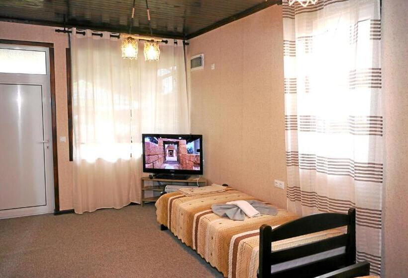 Трехместный Номер Стандарт Вид на Сад, Guest House Medina