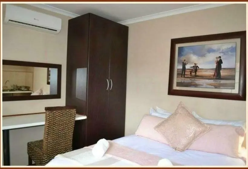 اتاق استاندارد با چشم‌انداز استخر, Jockinn Guest House