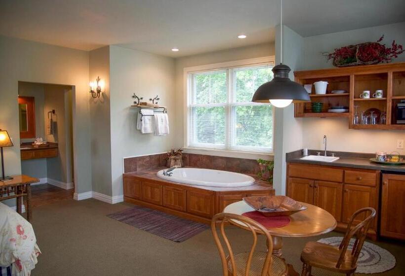 جناح مزوَّد بشرفة, The Lodgings At Pioneer Lane