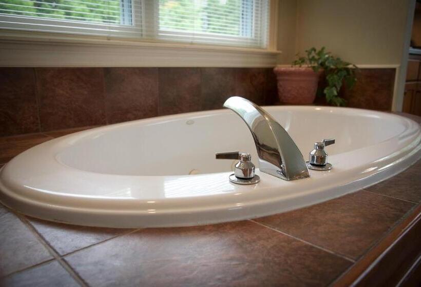 جناح مزوَّد بشرفة, The Lodgings At Pioneer Lane