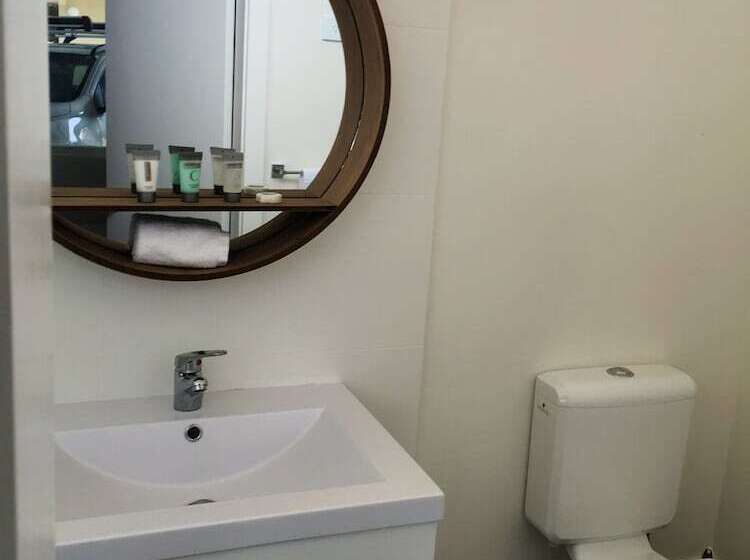 اتاق خانوادگی, Belmont Palms Motel