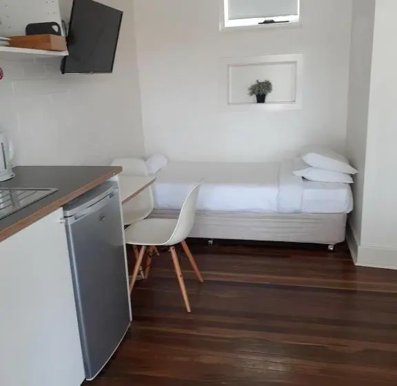 اتاق استاندارد با چشم‌انداز استخر, Belmont Palms Motel
