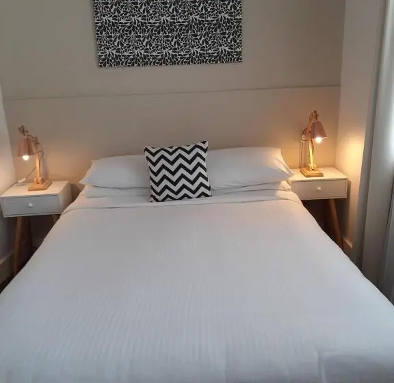 اتاق استاندارد با چشم‌انداز استخر, Belmont Palms Motel