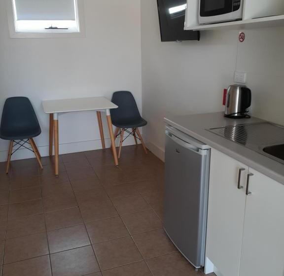 اتاق استاندارد با چشم‌انداز استخر, Belmont Palms Motel