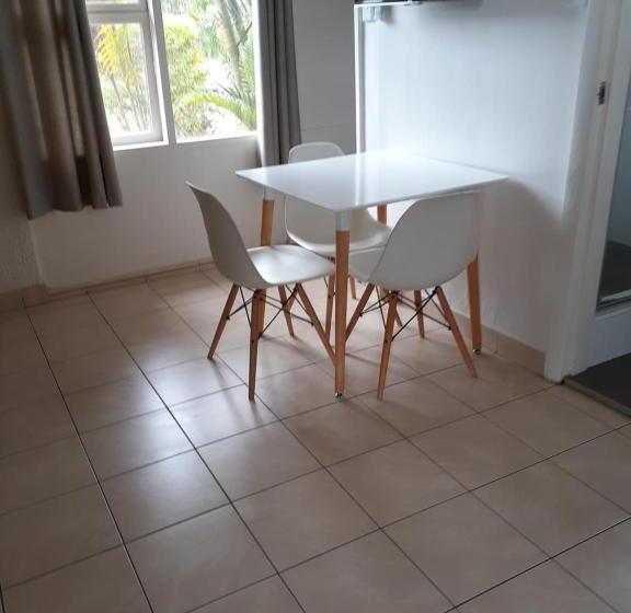 اتاق خانوادگی, Belmont Palms Motel