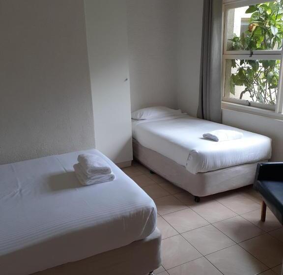 패밀리 룸, Belmont Palms Motel