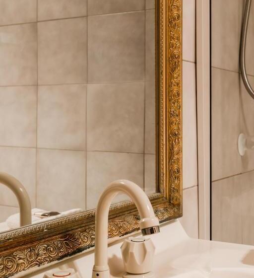 غرفة قياسية ثلاثية, Battery Point Manor