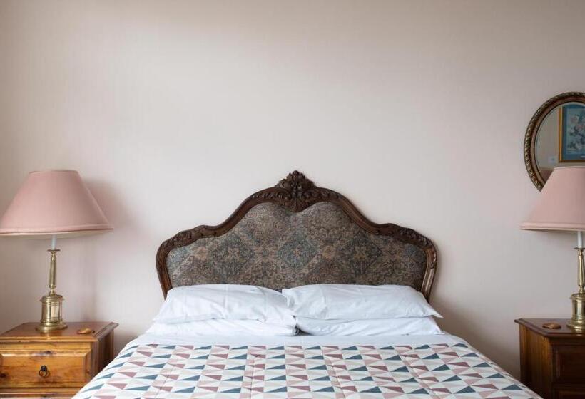 غرفة قياسية ثلاثية, Battery Point Manor