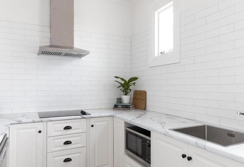 شقة غرفة واحدة, Battery Point Manor