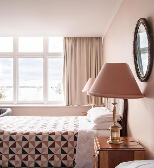 غرفة قياسية ثلاثية, Battery Point Manor