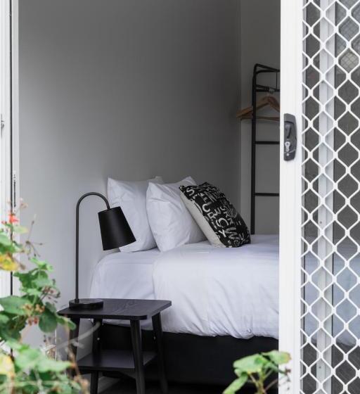 شقة غرفتين, Battery Point Manor