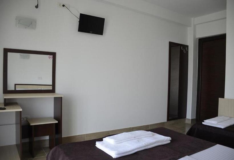 غرفة قياسية ثلاثية, Vila Cosmin