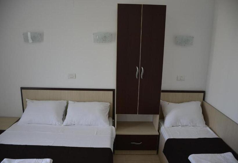 غرفة قياسية ثلاثية, Vila Cosmin