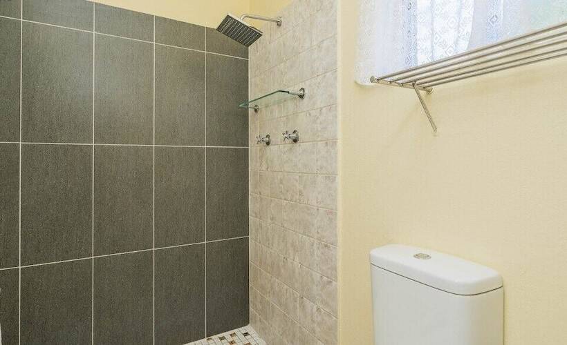 חדר סטנדרט לשלושה, Temora Motel