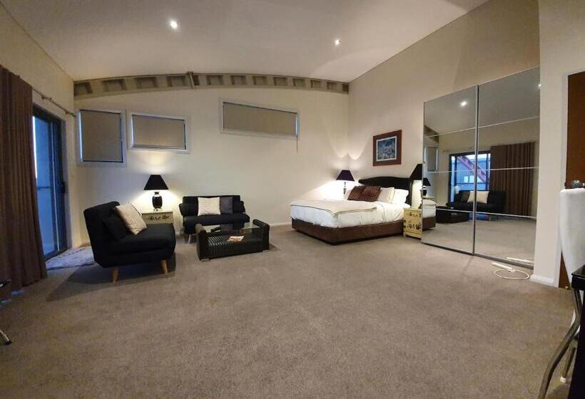 四人标准间, Hangar House Mudgee