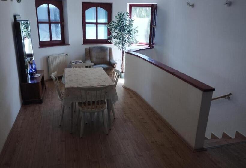 带阳台的三人标准间, Liget Szálláshely