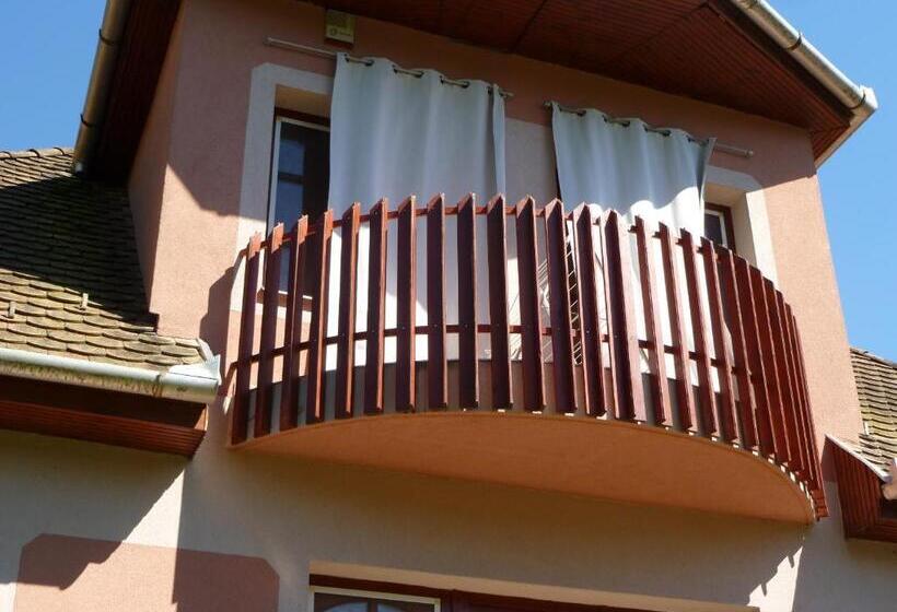 带阳台的三人标准间, Liget Szálláshely