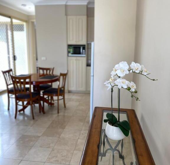 شقة غرفة واحدة, Acacia Terraces