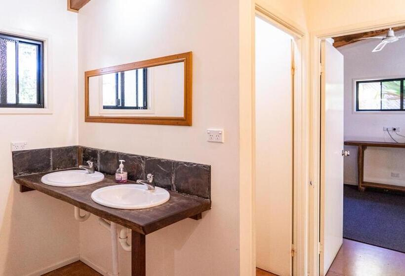 家庭间, 1770 Southern Cross Travellers Retreat