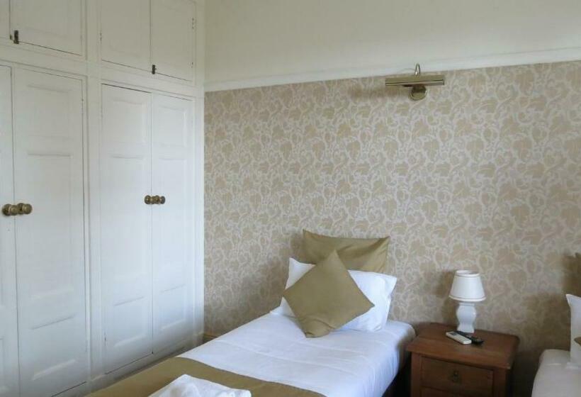 חדר מוזל מקלחת משותפת, Hermitage Hill Country Retreat