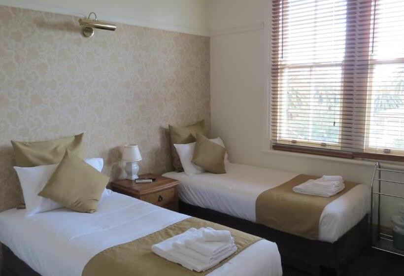 חדר מוזל מקלחת משותפת, Hermitage Hill Country Retreat