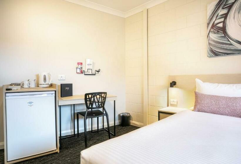 标准工作室, Nightcap At Hendon