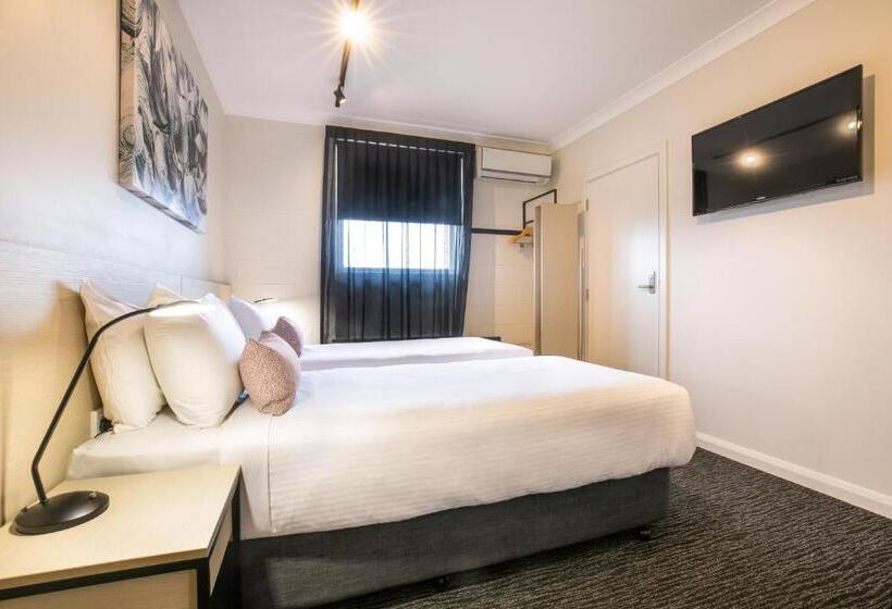 标准工作室, Nightcap At Hendon