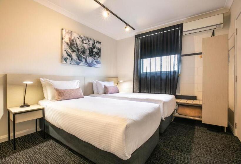 标准工作室, Nightcap At Hendon