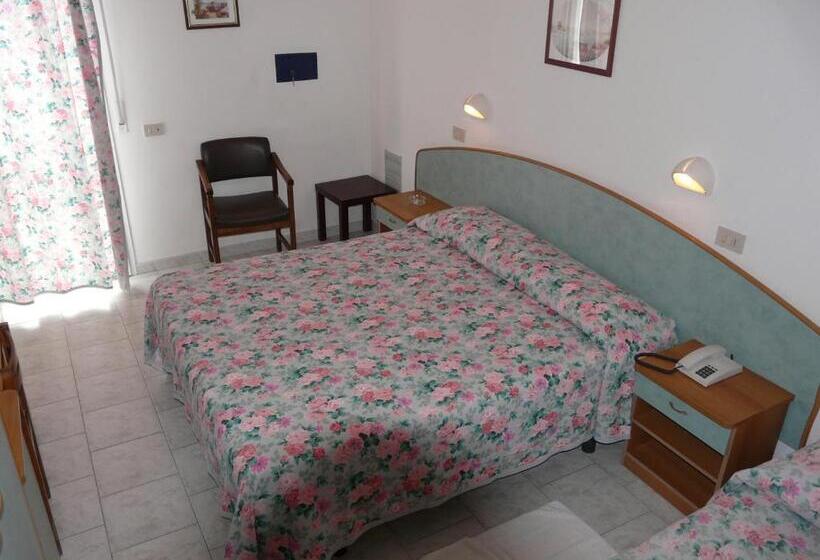 חדר סטנדרט לשלושה, Vecchia Rimini
