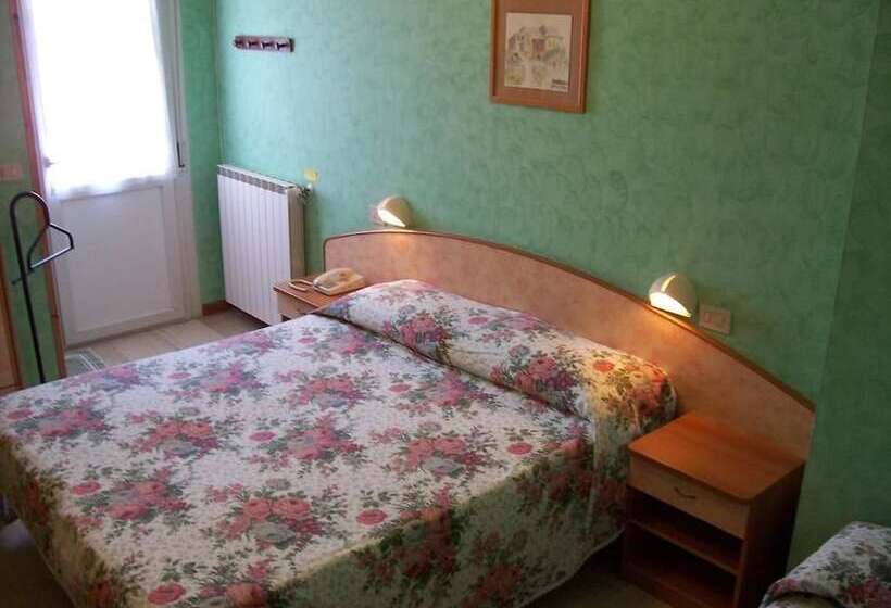 חדר סטנדרט לשלושה, Vecchia Rimini