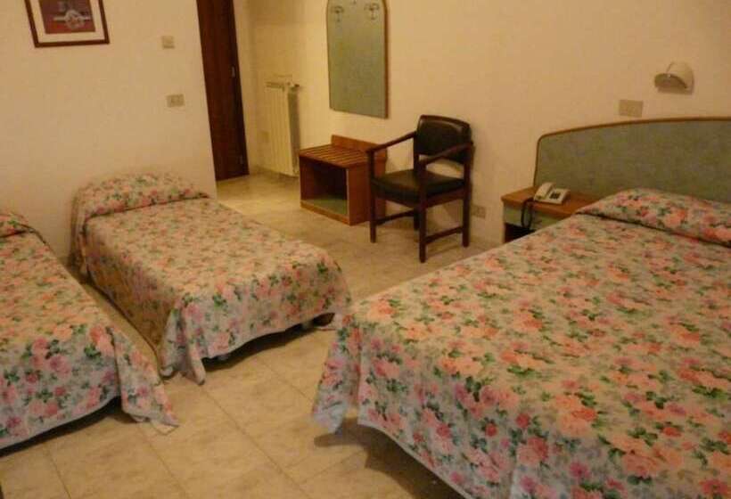 חדר סטנדרט לארבעה, Vecchia Rimini