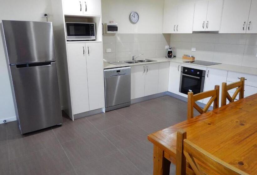 آپارتمان خانوادگی, Manera Heights Apartments