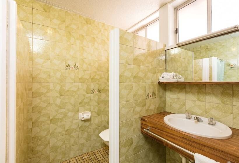 اتاق خانوادگی, Mid City Plantation Motel