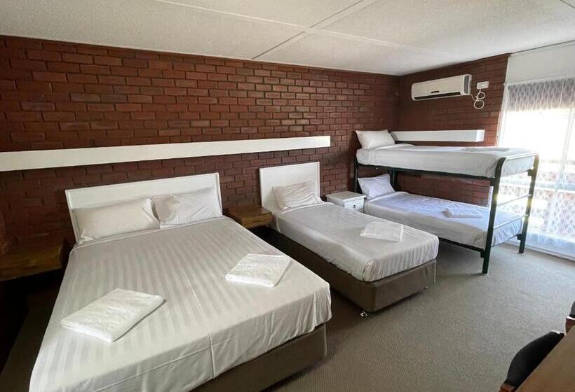 חדר משפחתי, Mid City Plantation Motel