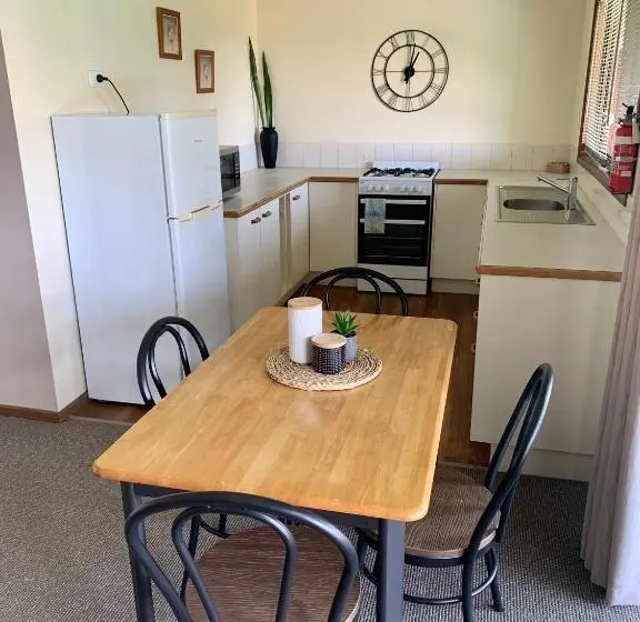 1 Bedroom Apartment Mountain View, Montville Holiday Apartments