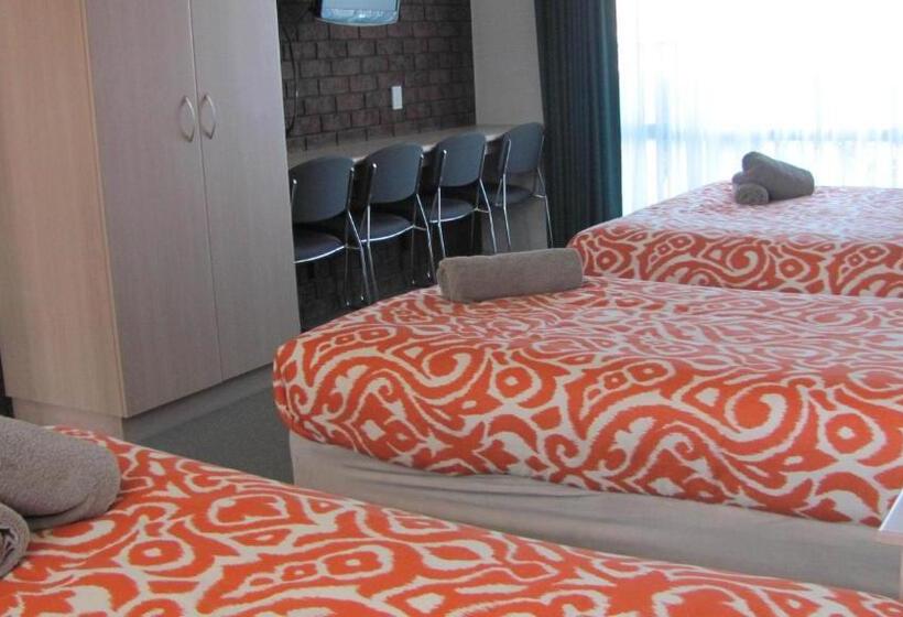 패밀리 룸, Bristol Hill Motor Inn