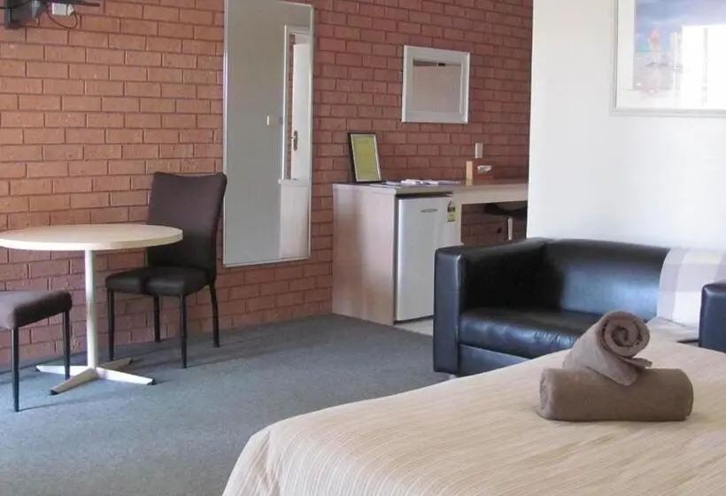 Executive Room, Bristol Hill Motor Inn