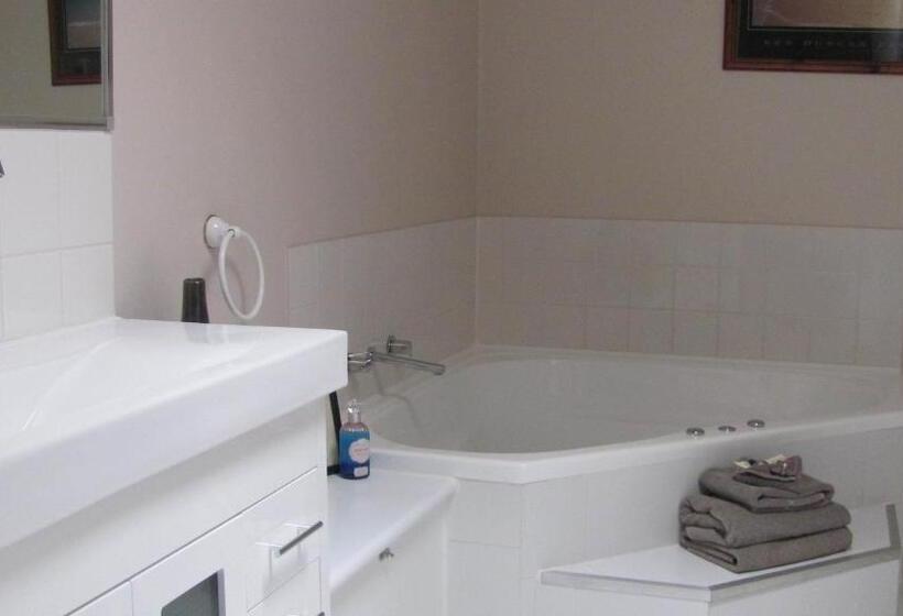 스위트 킹사이즈 침대, Bristol Hill Motor Inn