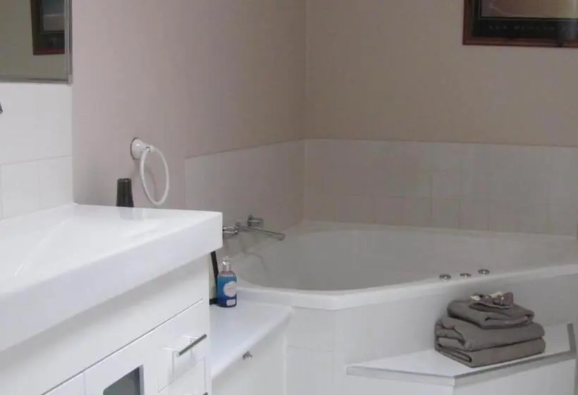 Suite King Bed, Bristol Hill Motor Inn