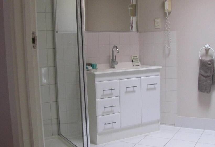 חדר אקזקיוטיב, Bristol Hill Motor Inn