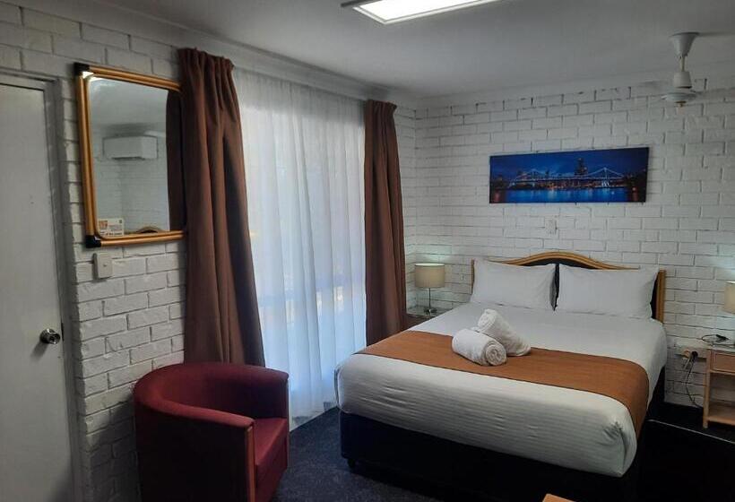 Номер Стандарт Вид на Бассейн, Cleveland Motor Inn